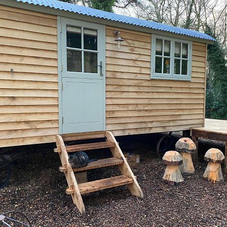 Chez Maurice Luxury Shepherds Hut With Bath And Hot Tub Kelling Екстер'єр фото