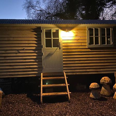 Chez Maurice Luxury Shepherds Hut With Bath And Hot Tub Kelling Екстер'єр фото