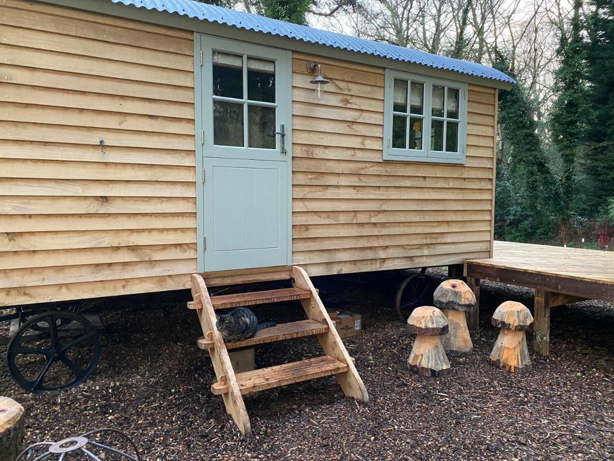Chez Maurice Luxury Shepherds Hut With Bath And Hot Tub Kelling Екстер'єр фото