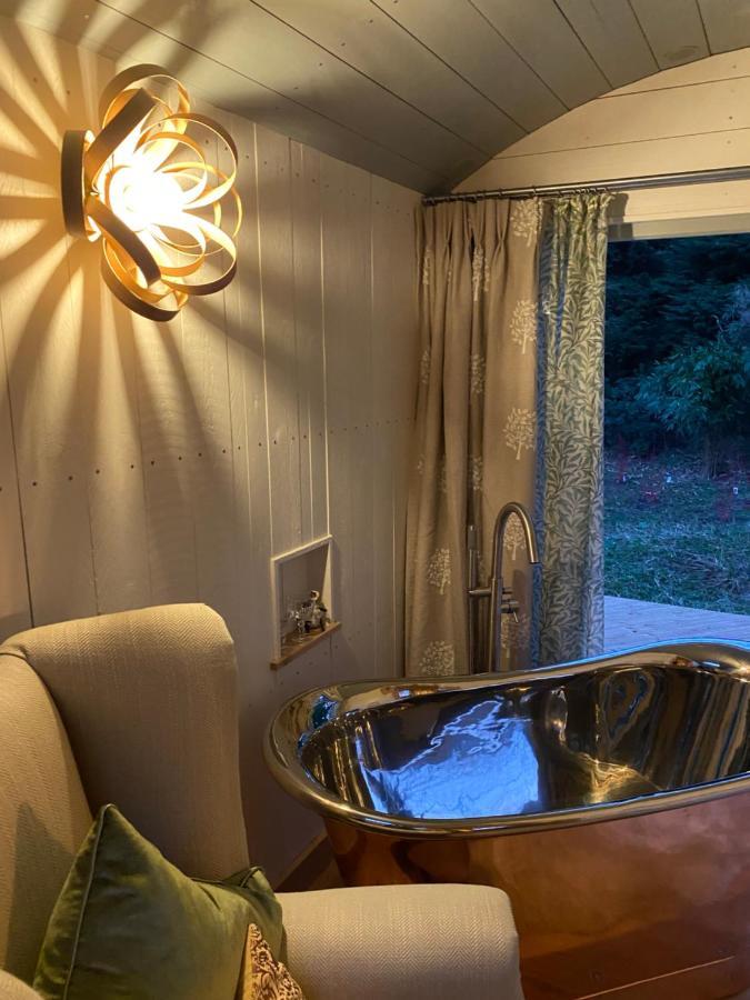 Chez Maurice Luxury Shepherds Hut With Bath And Hot Tub Kelling Екстер'єр фото
