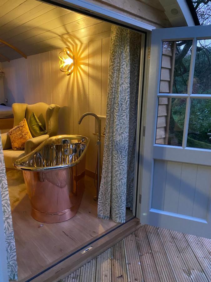 Chez Maurice Luxury Shepherds Hut With Bath And Hot Tub Kelling Екстер'єр фото