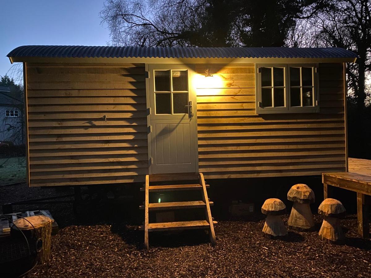 Chez Maurice Luxury Shepherds Hut With Bath And Hot Tub Kelling Екстер'єр фото