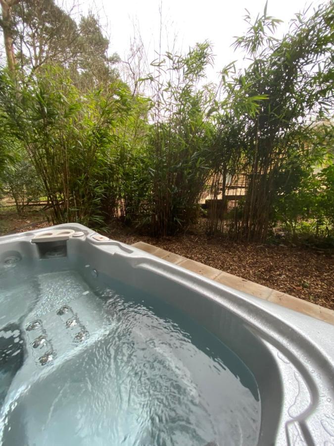 Chez Maurice Luxury Shepherds Hut With Bath And Hot Tub Kelling Екстер'єр фото