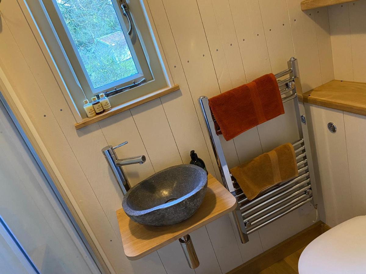 Chez Maurice Luxury Shepherds Hut With Bath And Hot Tub Kelling Екстер'єр фото