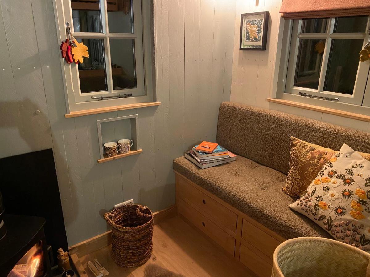 Chez Maurice Luxury Shepherds Hut With Bath And Hot Tub Kelling Екстер'єр фото