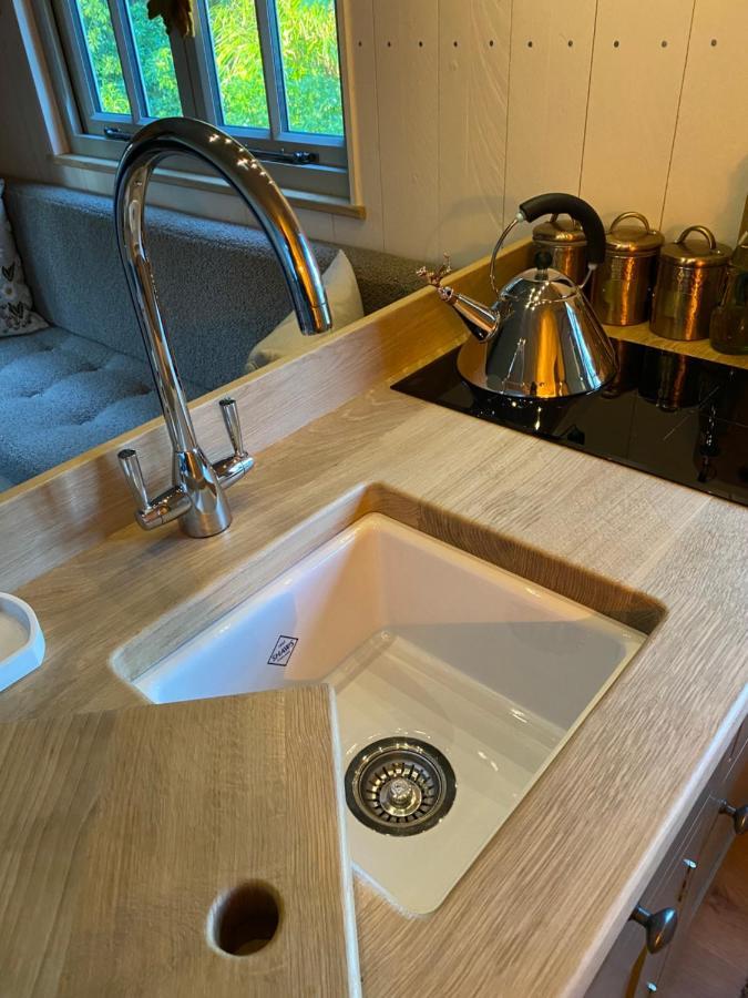Chez Maurice Luxury Shepherds Hut With Bath And Hot Tub Kelling Екстер'єр фото